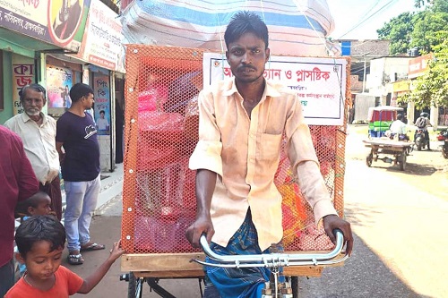 অভাবের শিকলে বাঁধা বাবা পেলেন মানবিক সহায়তা