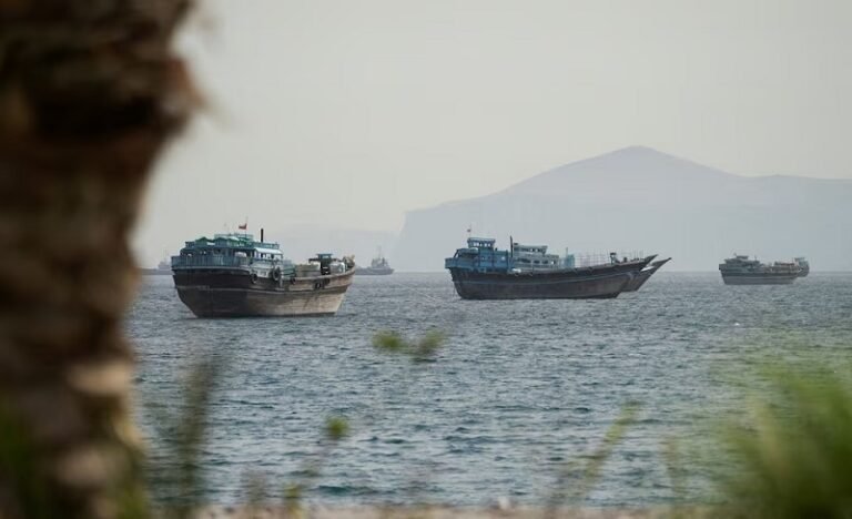 Vessels_sail_through_the_Strait_of_Hormuz