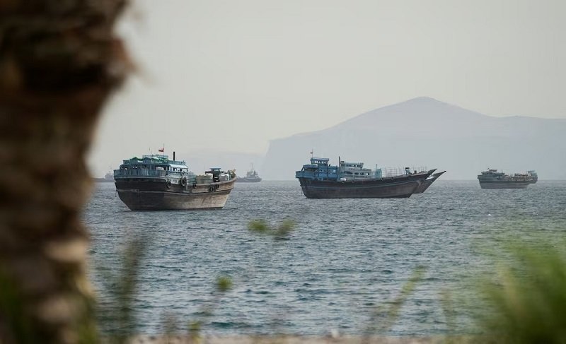 Vessels_sail_through_the_Strait_of_Hormuz