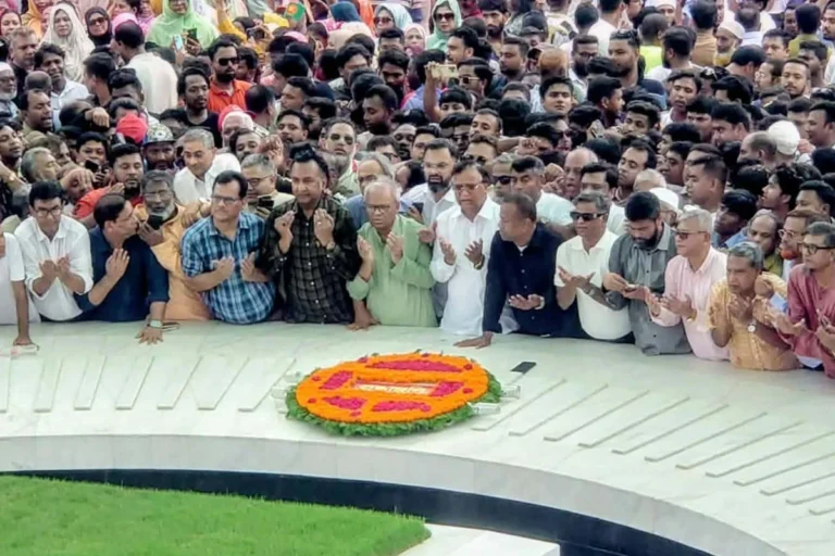 জিয়া উদ্যানে নেতাকর্মীদের ঢল